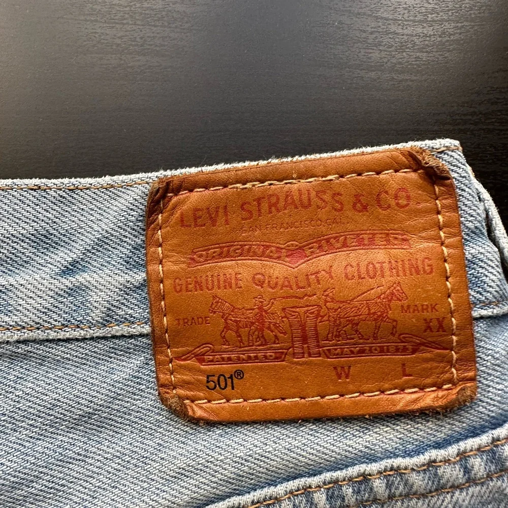 Levi’s Premium Lightwash Distressed Ribbed 501 Jean Shorts Size W30 EUC - Picture 5 of 11